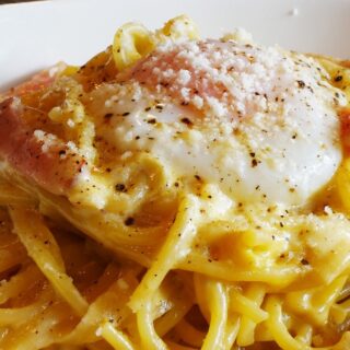 🥓 濃厚クリーミーなソースに、黒胡椒がピ…