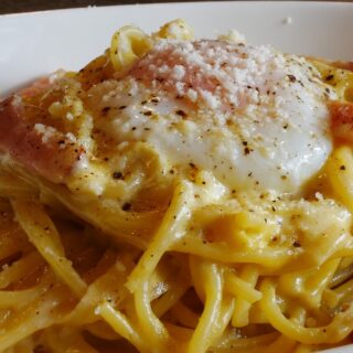🥚 卵とチーズ、ベーコンが織りなす濃厚な…